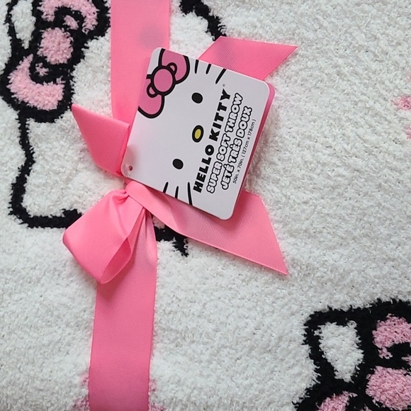 NWT Hello Kitty Throw - Picture 3 of 3